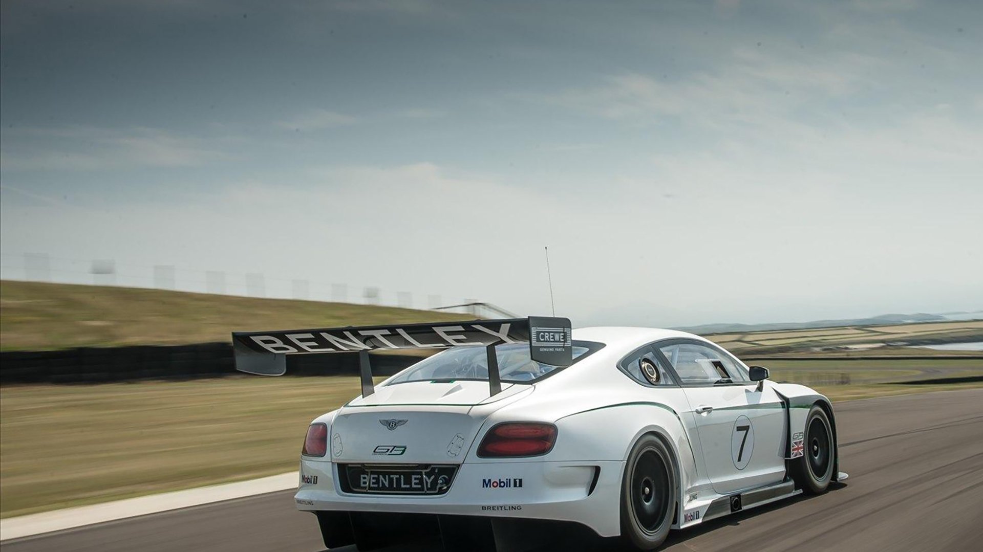 曼联在关键比赛中取胜，稳扎稳打追赶榜首