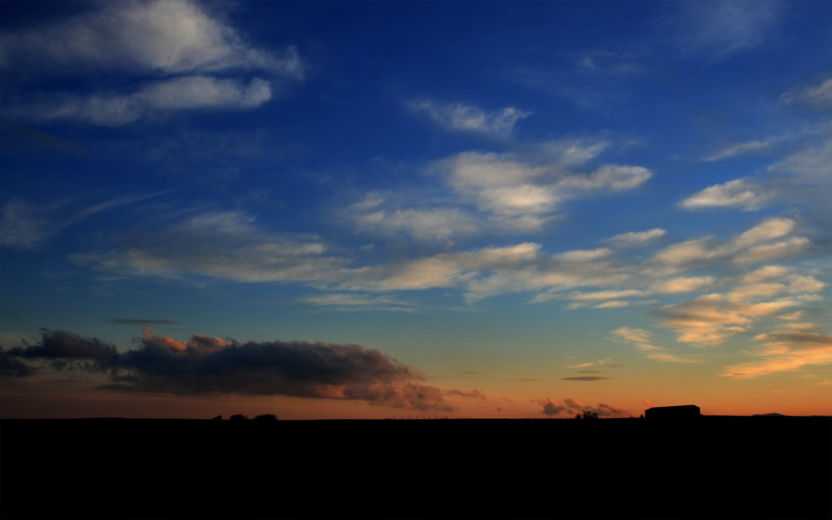男子200米蝶泳选手表现稳定，男子两百米蝶泳